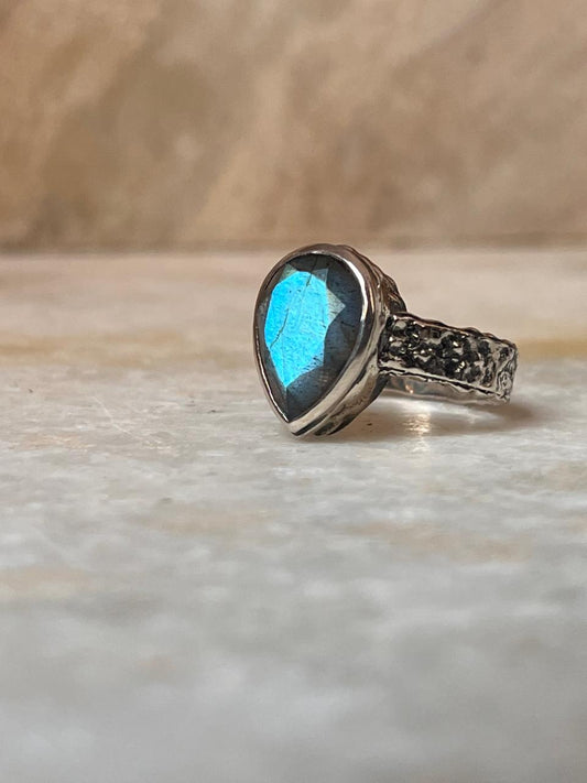 Labradorite Rustic Pear Hammered Band 925 Sterling Silver Ring