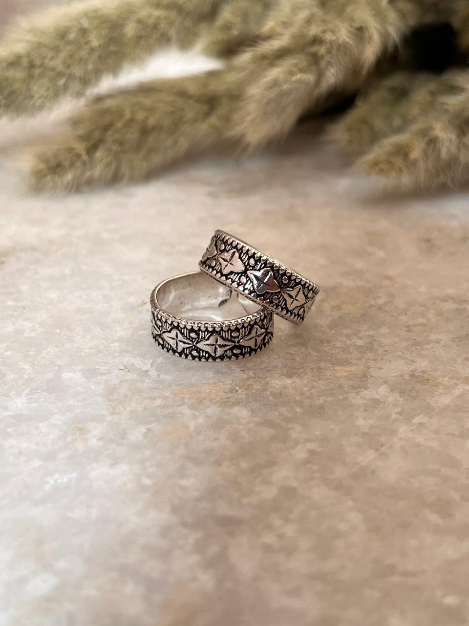 925 silver toe ring featuring traditional rawa pattern  