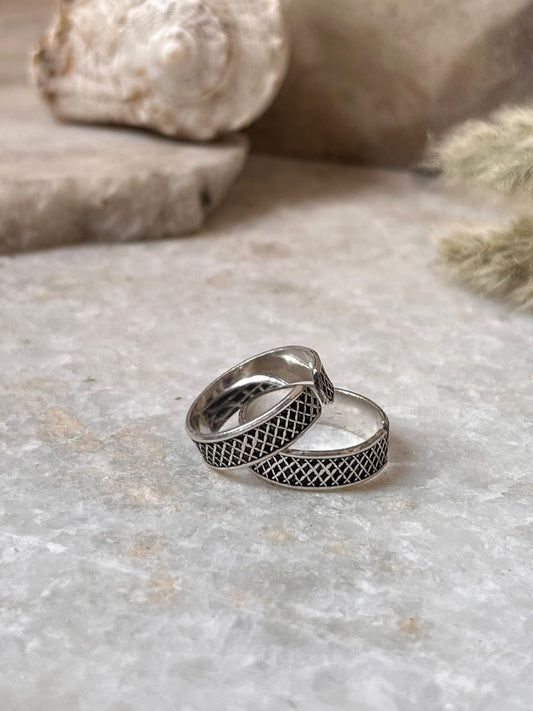 925 silver toe ring with engraved cross lines  