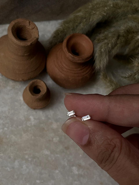 Elegant 925 sterling silver white topaz baguette cut stud earrings