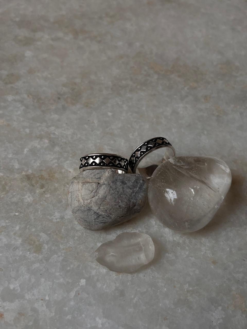 Handcrafted tribal dot pattern toe ring in silver