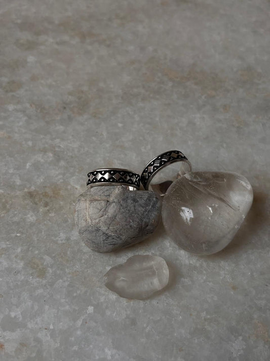 Handcrafted tribal dot pattern toe ring in silver
