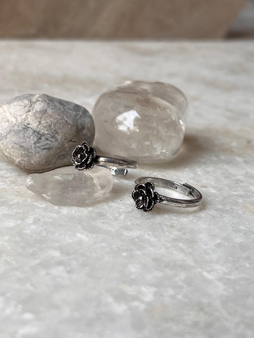 Feminine floral toe ring in oxidized 925 silver  