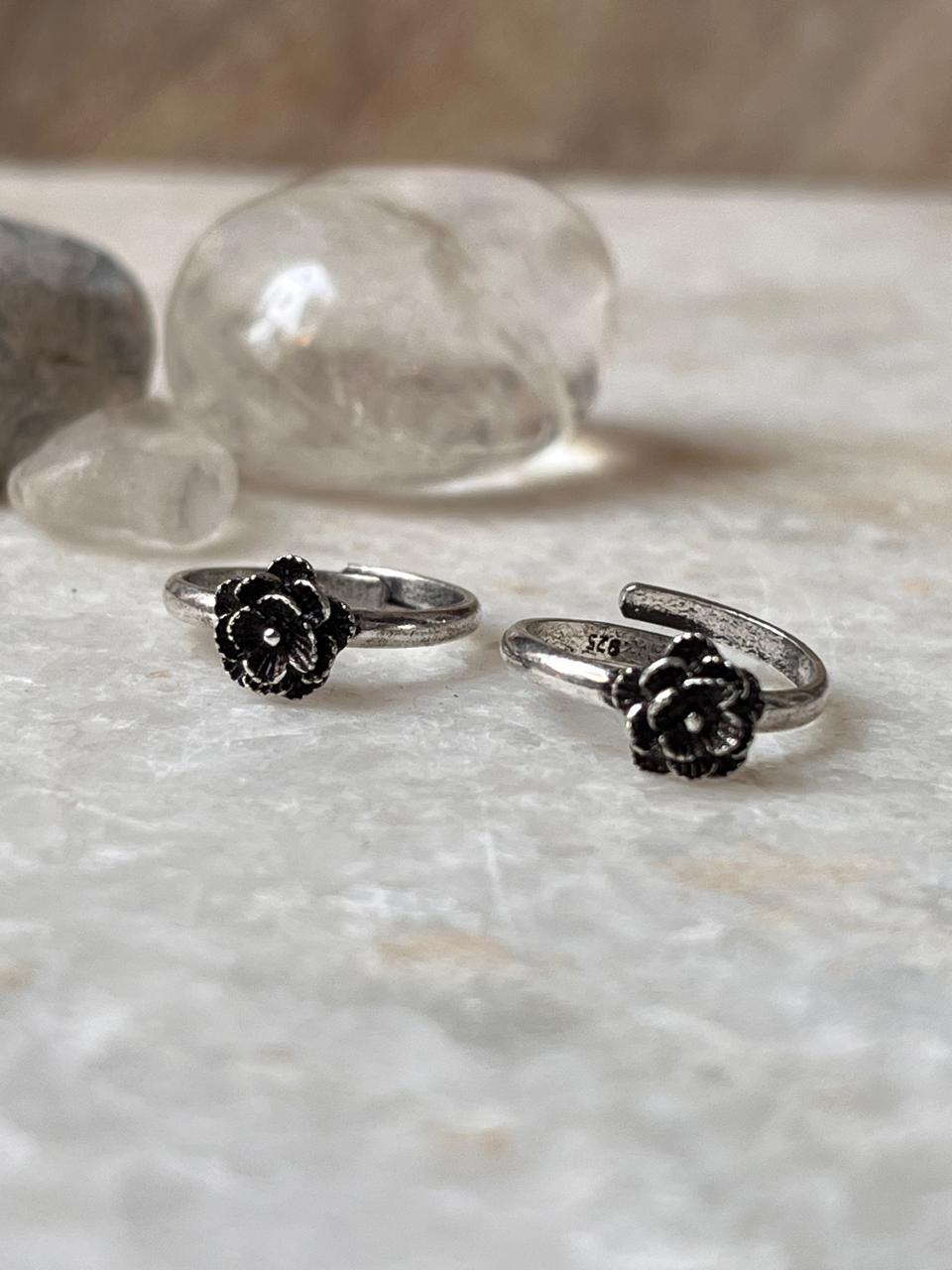 Romantic silver toe ring with rose motif