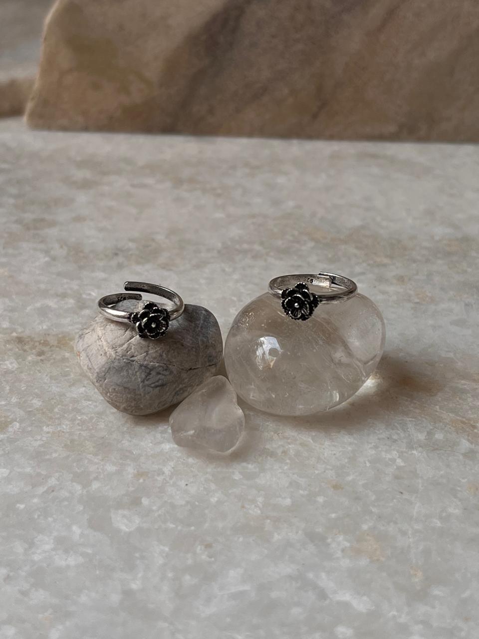 Floral rose toe ring in antique silver finish  