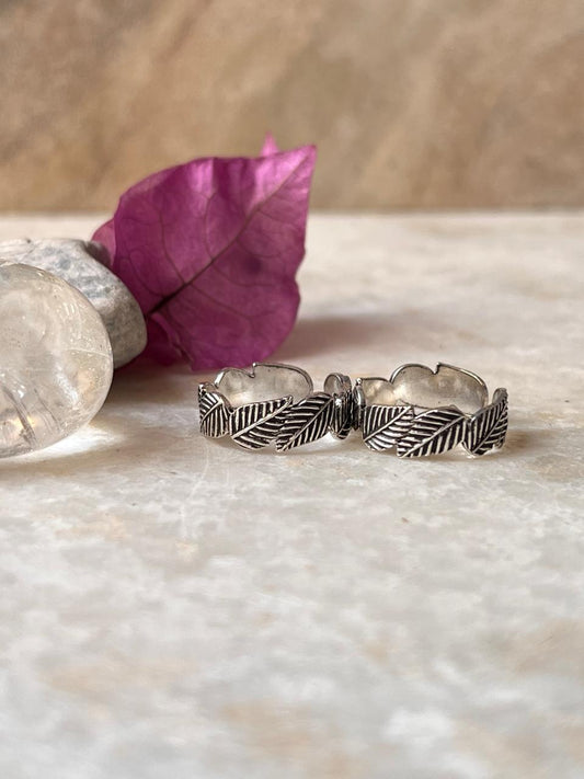 Oxidized silver toe ring with leafy pattern