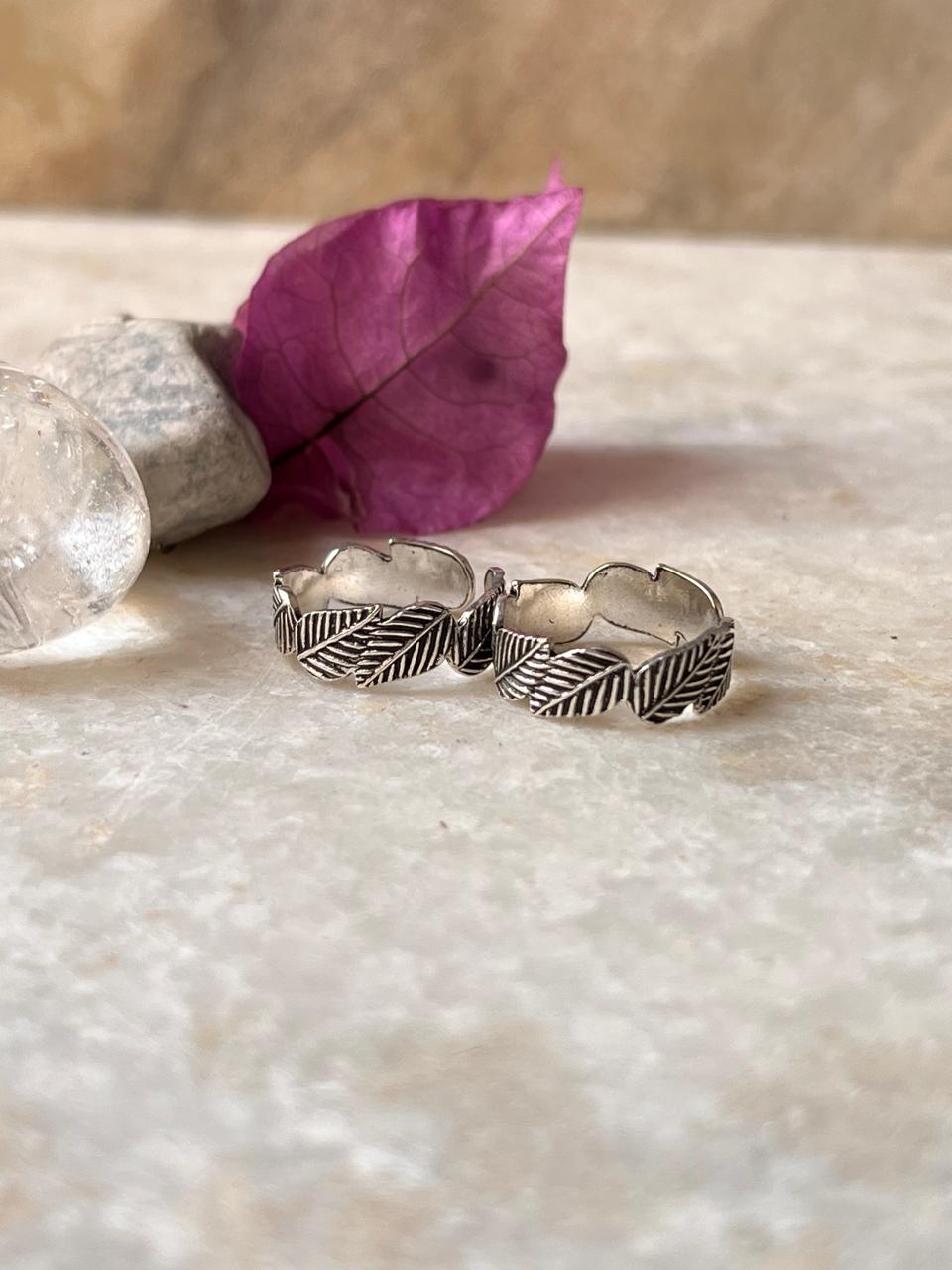 Sterling silver toe ring with leaf motif design  
