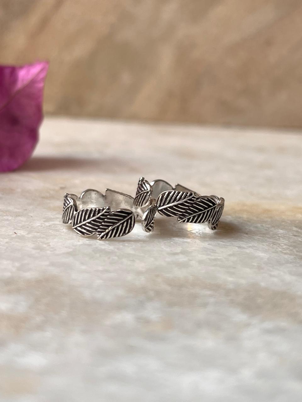925 silver toe ring with botanical leaf band