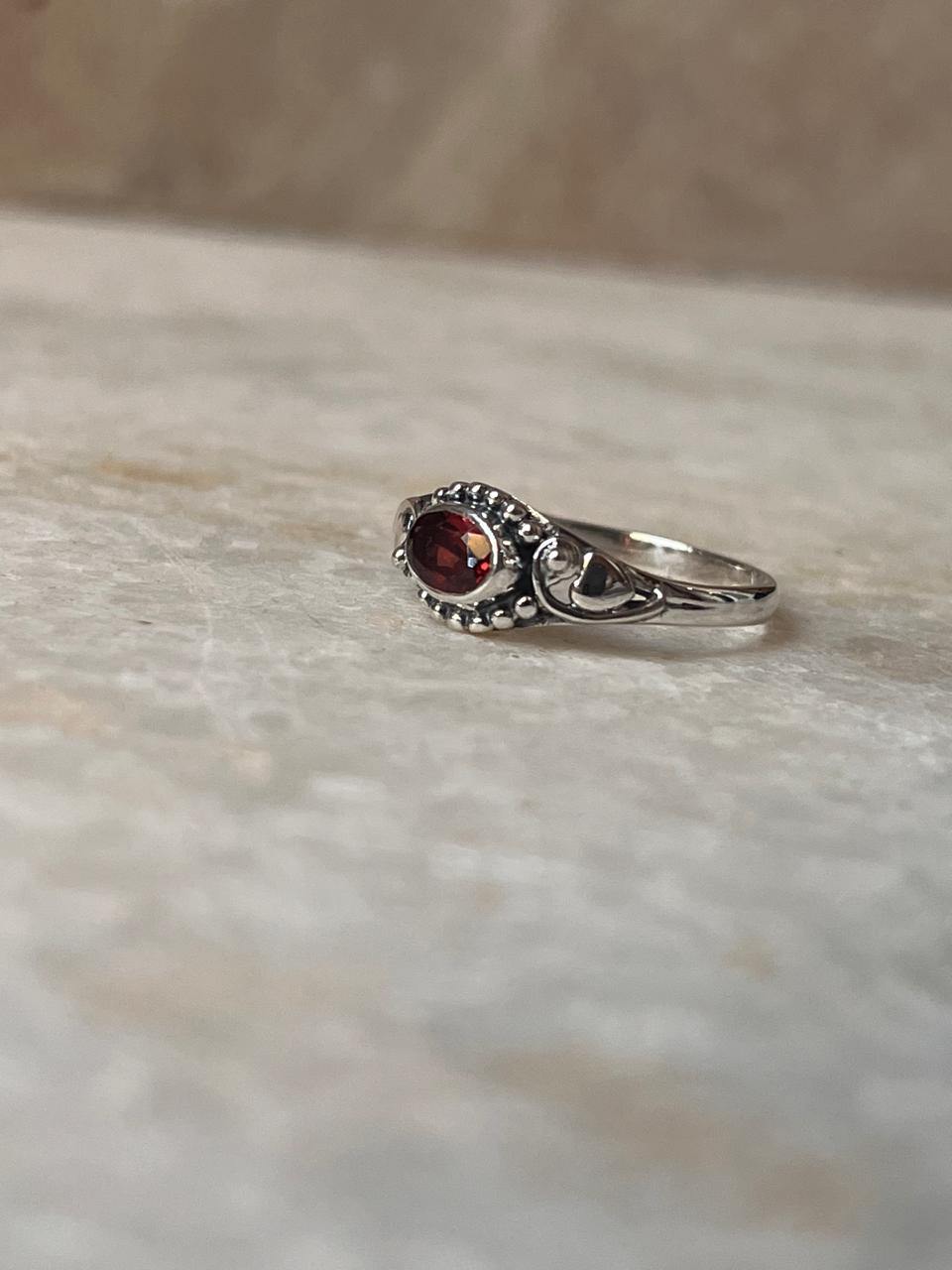 Garnet Oval Rawa 925 Sterling Silver Ring
