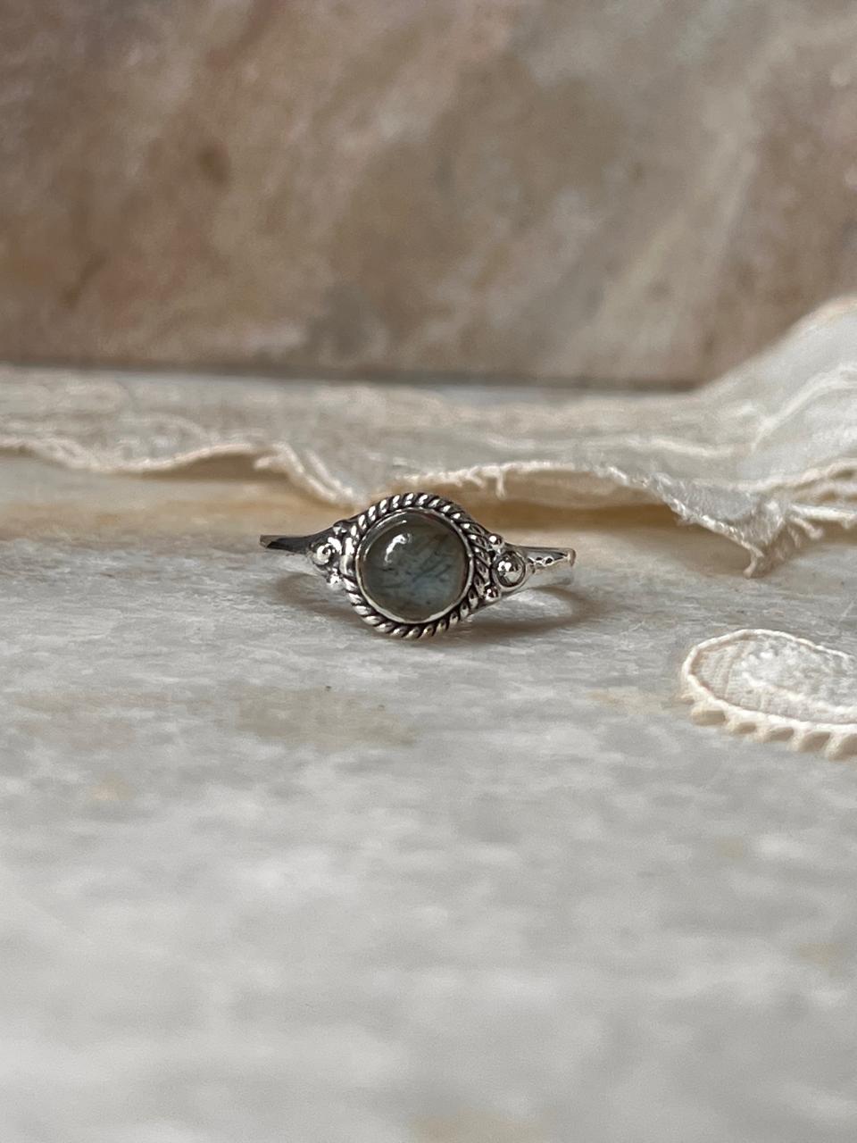 Round Labradorite Gemstone Ring – Boho II Design in Silver