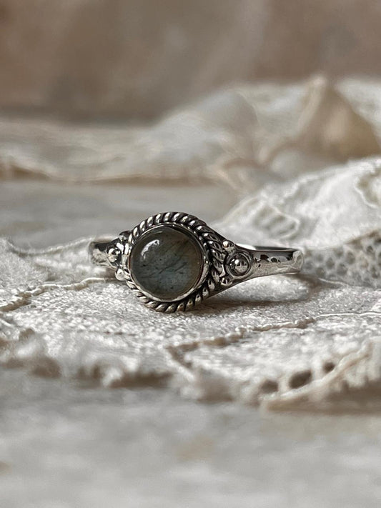 Rustic Boho Labradorite Ring – Round Cut in 925 Sterling Silver