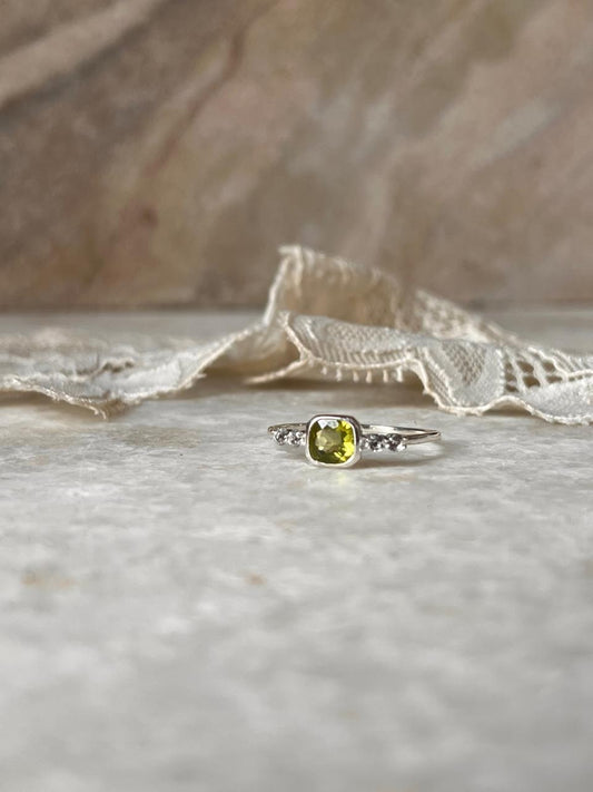 Peridot & White Topaz Band 925 Sterling Silver Ring
