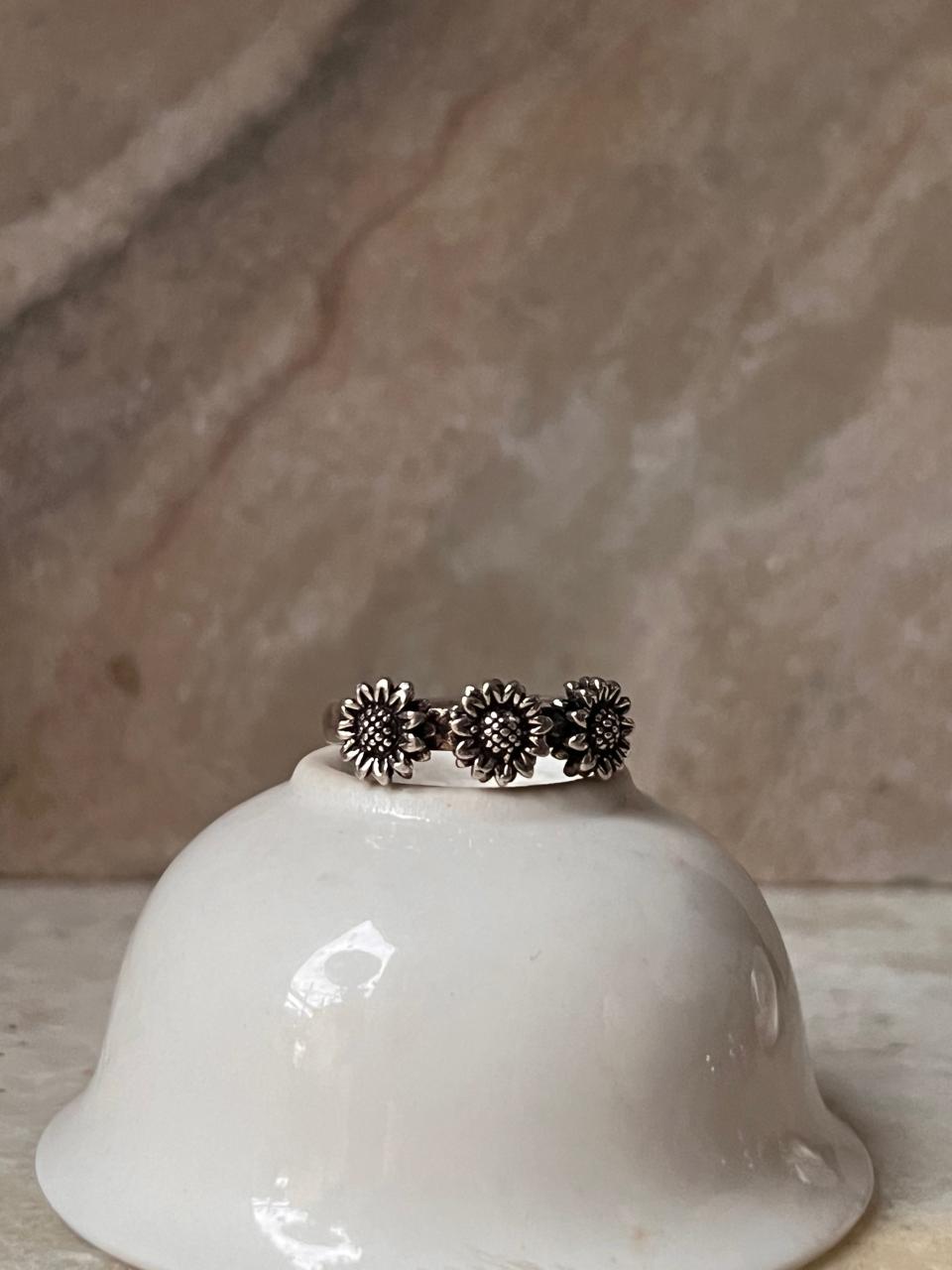 3 Daises 925 Sterling Silver Ring