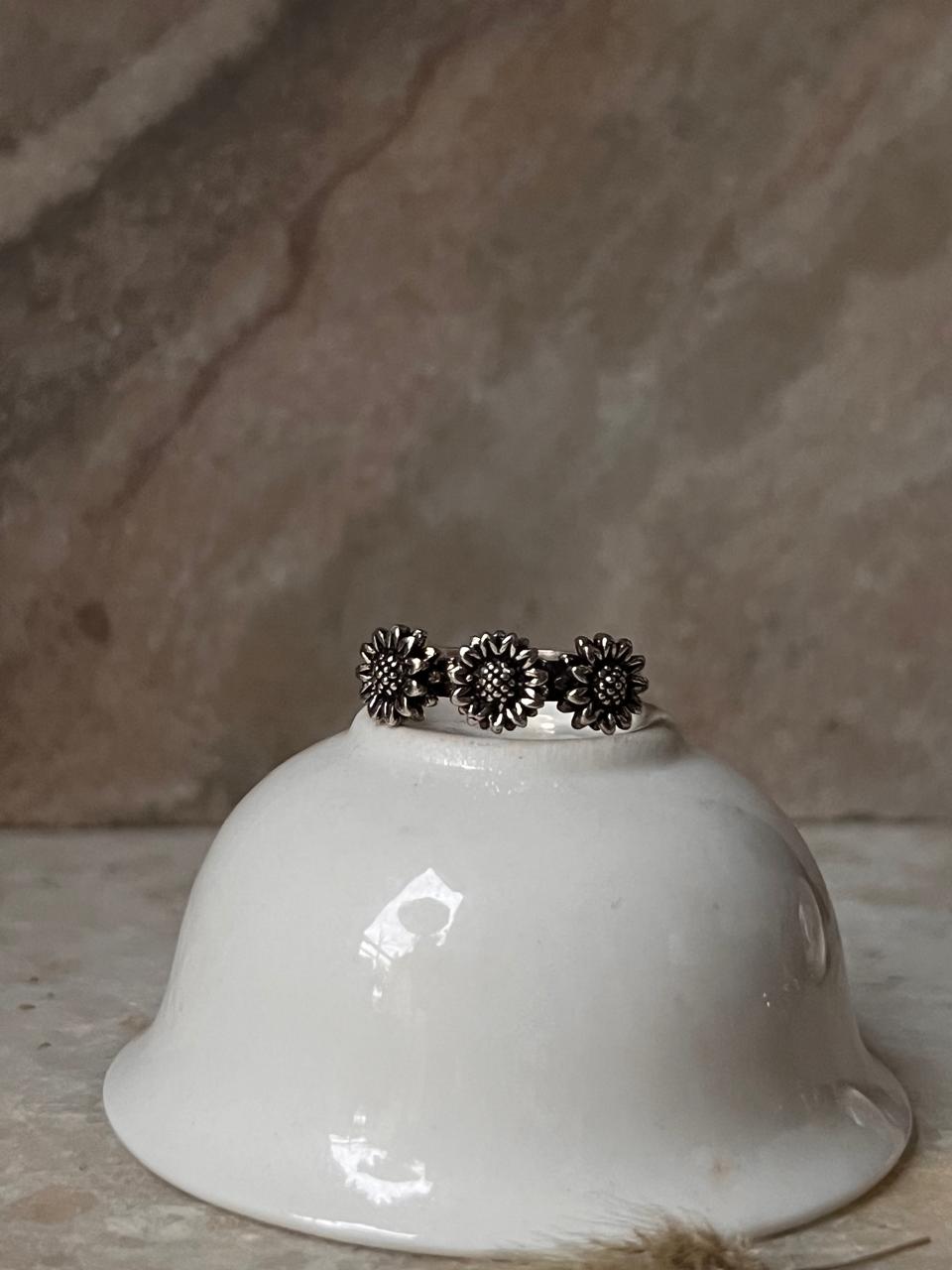 3 Daises 925 Sterling Silver Ring
