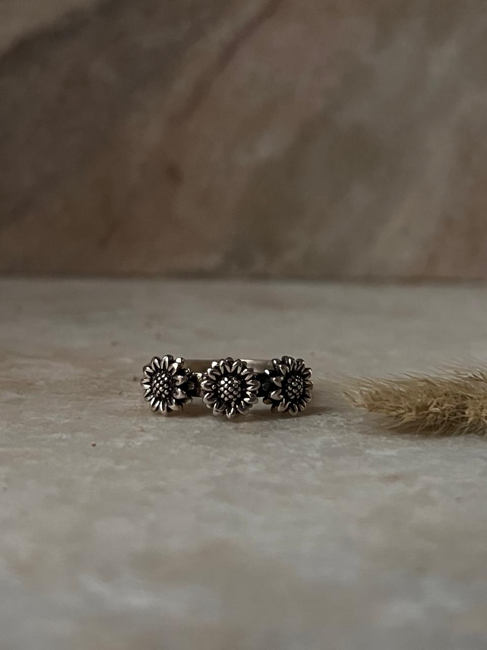3 Daises 925 Sterling Silver Ring
