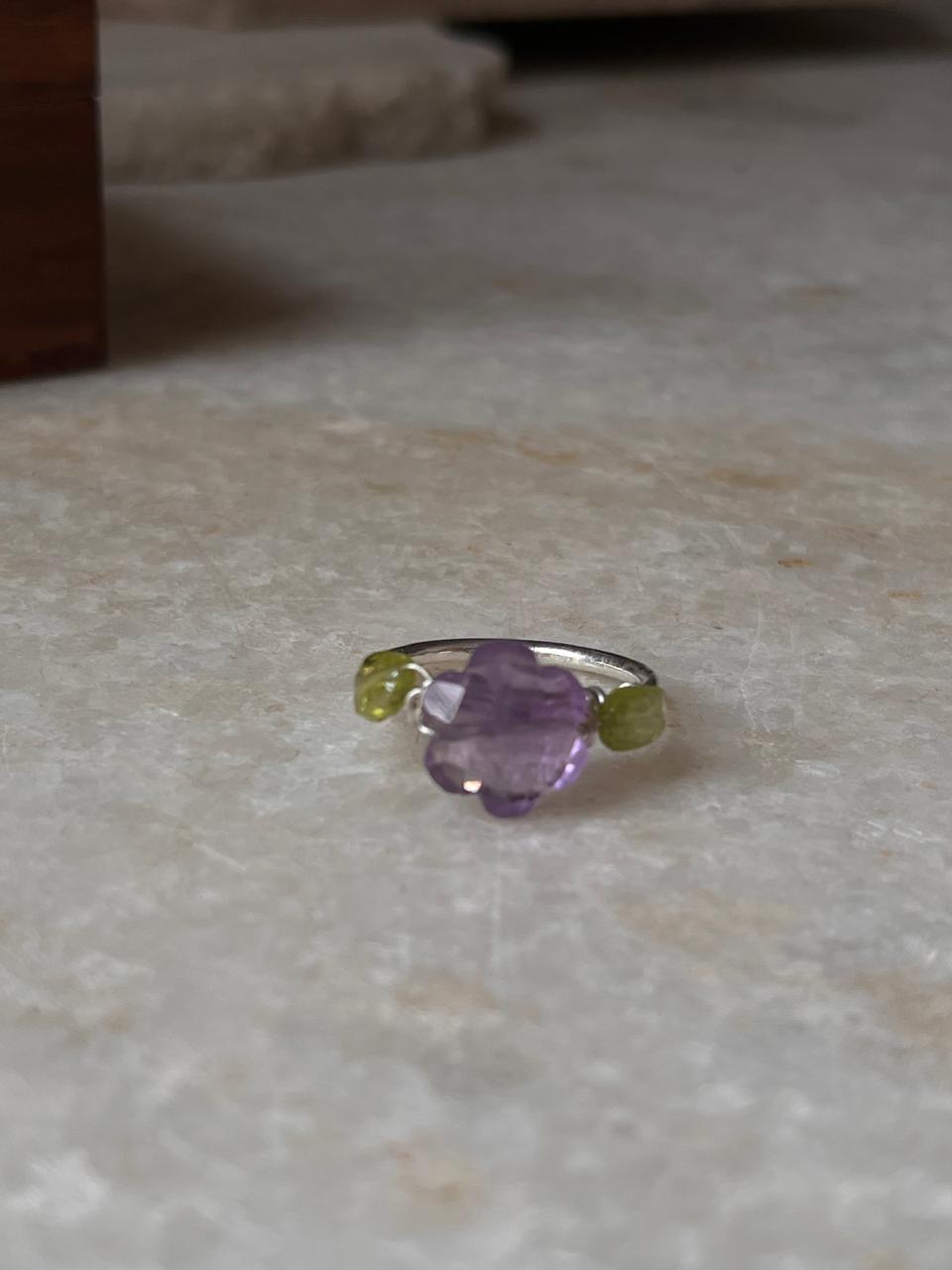 Amethyst flower 925 Sterling Silver ring with green peridot accent