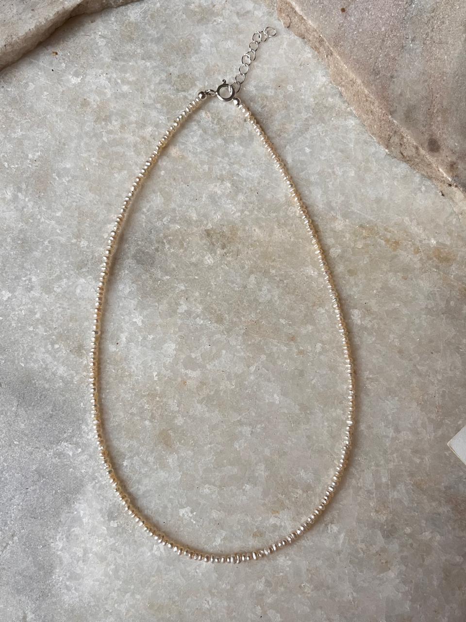 Elegant warm tone pearl necklace in silver