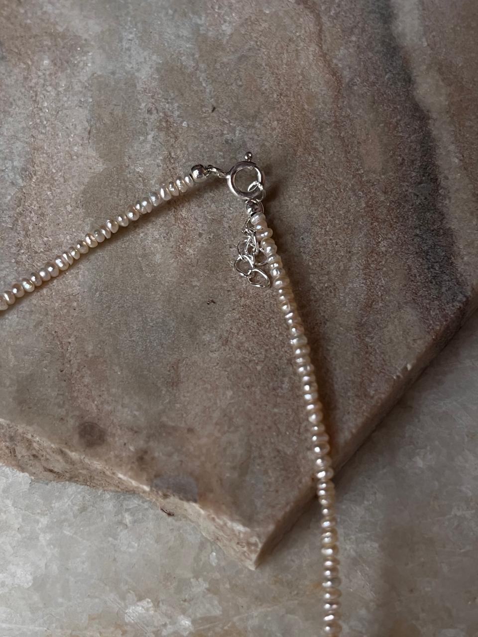 Layering necklace with round shiny freshwater pearls