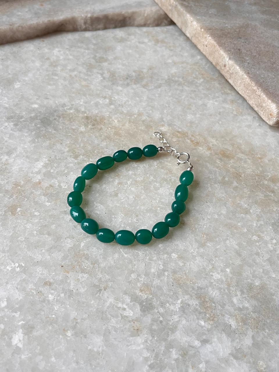 Natural gemstone bracelet with green onyx tumbles