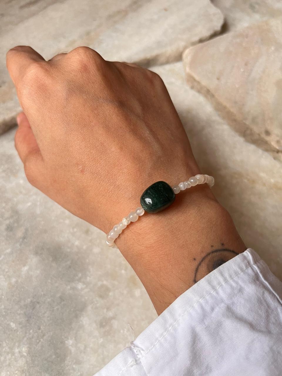  925 silver bracelet with white moonstone and green crystals