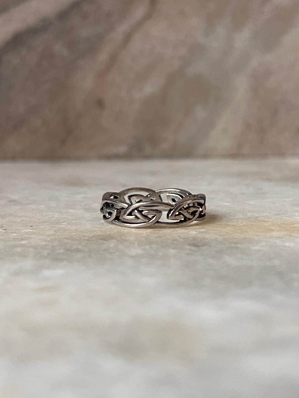 925 sterling silver ring with continuous Celtic pattern 