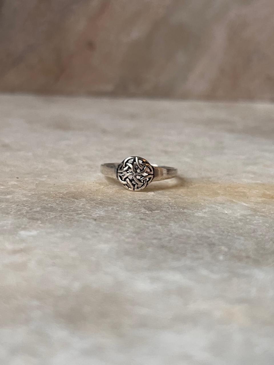 Round Celtic Knot 925 Sterling Silver Ring