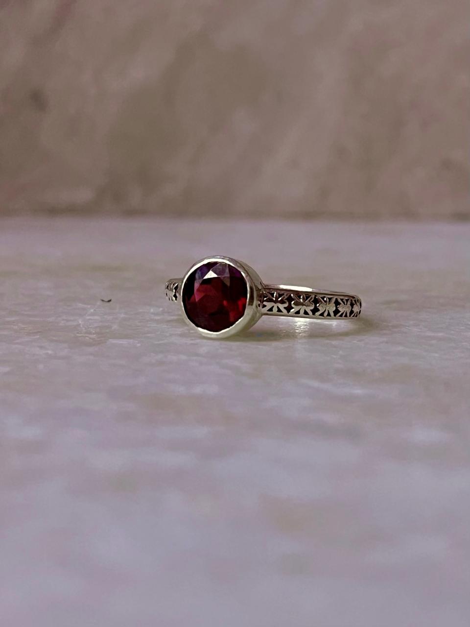 Elegant vintage engraved band ring with garnet in 925 silver