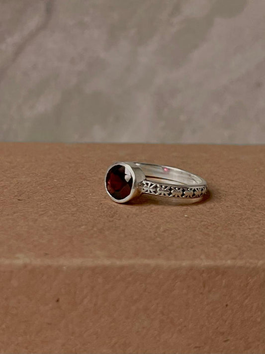 Garnet solitaire vintage engraved band 925 sterling silver ring