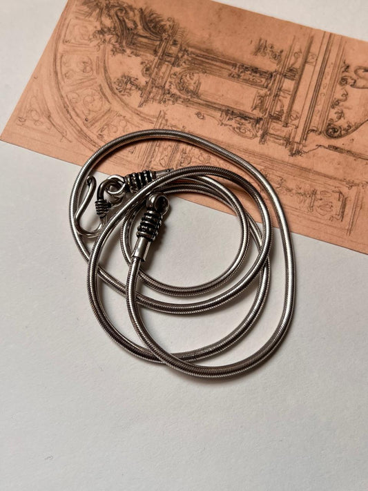 Vintage style snake chain with secure screw lock  