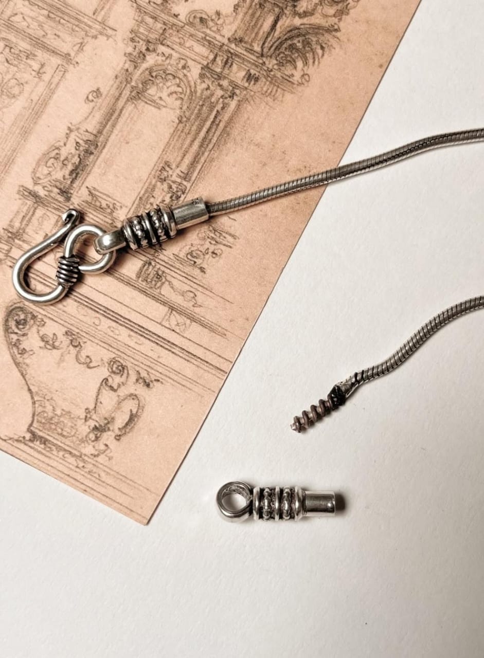 Unisex silver snake chain with screw lock  