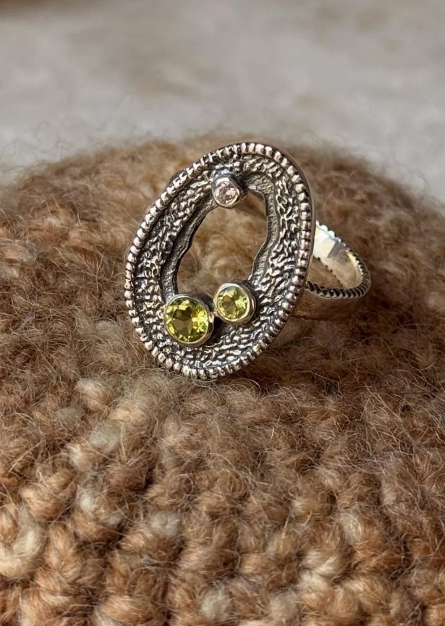 elegant peridot and white topaz gemstone 925 sterling silver ring  