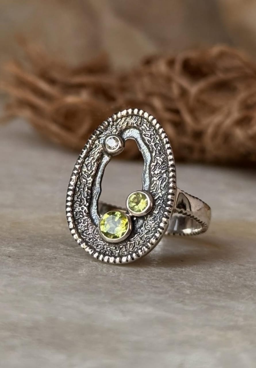 unique 925 sterling silver geode detailed peridot white topaz ring  