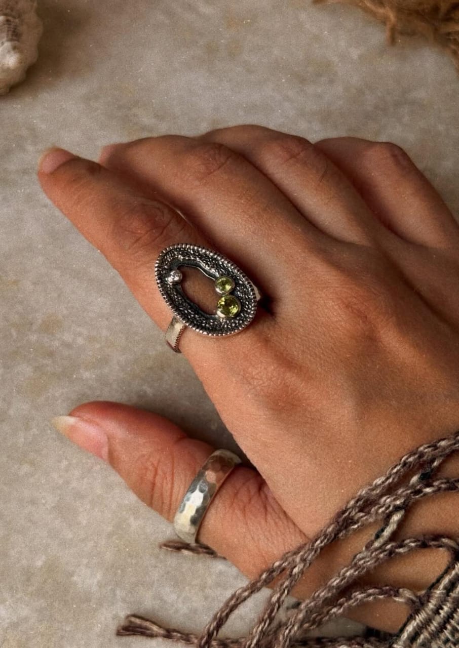 classic 925 sterling silver geode detailed peridot white topaz ring