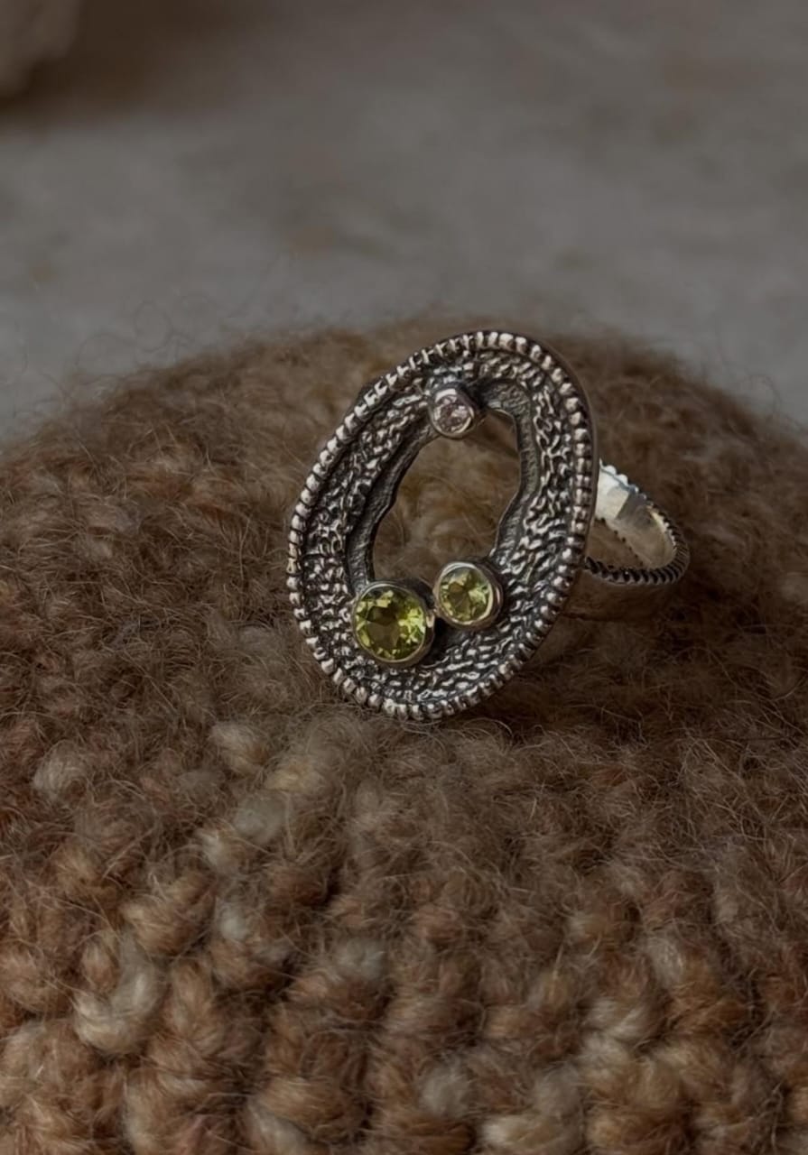 classic 925 sterling silver geode detailed peridot white topaz ring