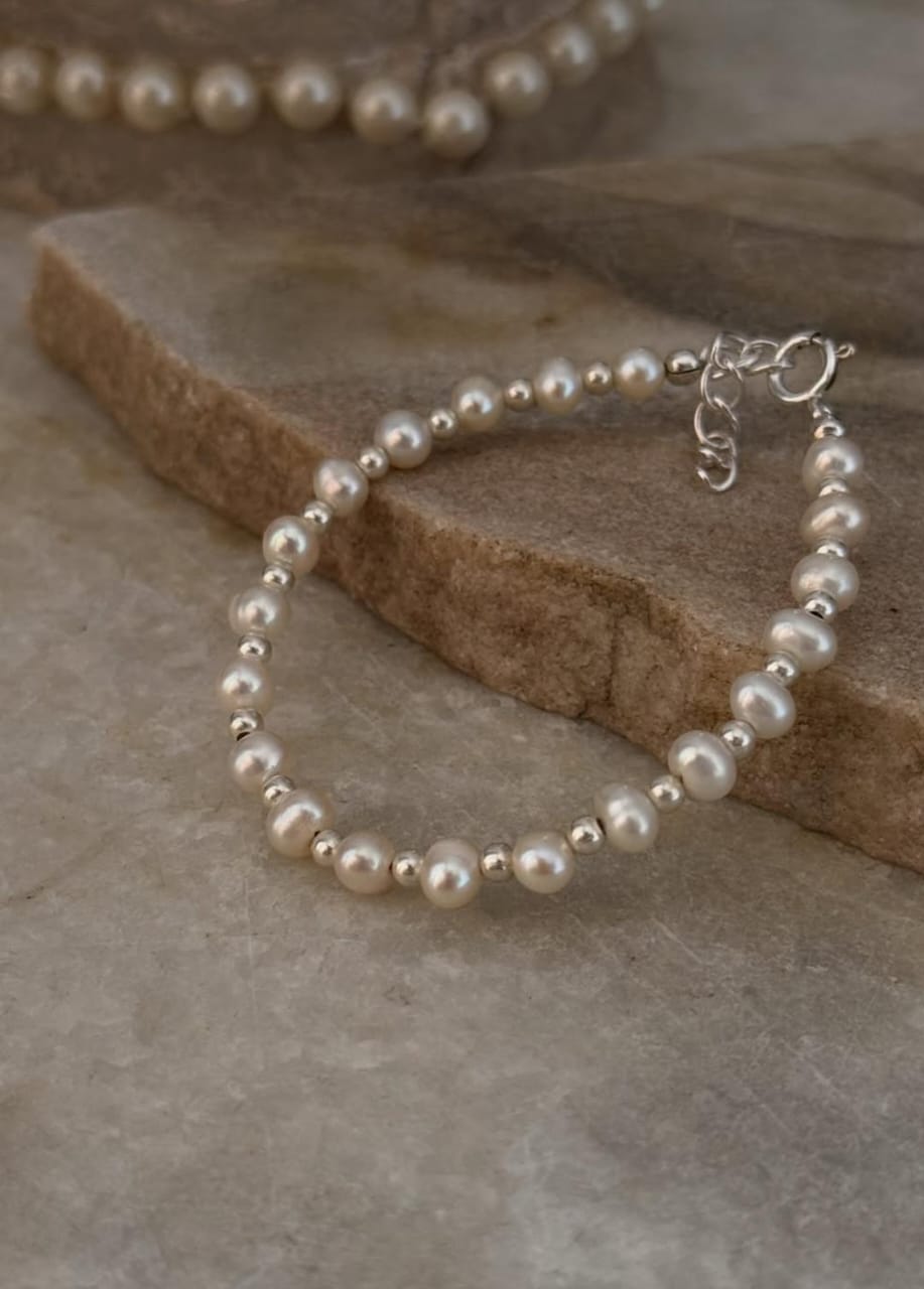 925 Sterling silver bracelet featuring freshwater pearls baati and 3mm beads
