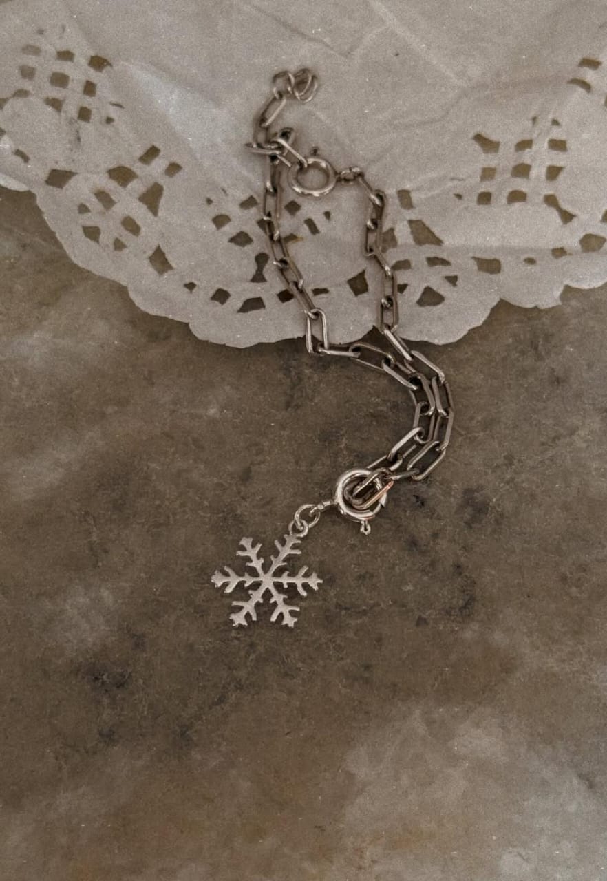 925 Sterling silver paper clip chain bracelet featuring snowflake pendant