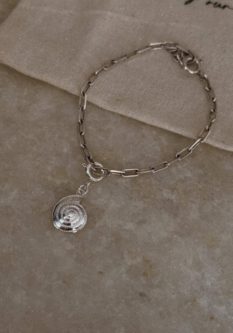 Handcrafted 925 sterling silver bracelet with spiral shell pendant