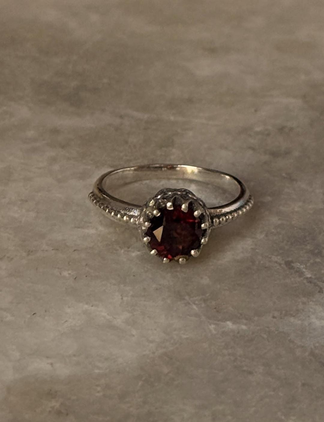 Classic 925 sterling silver garnet princess solitaire dot textured band ring